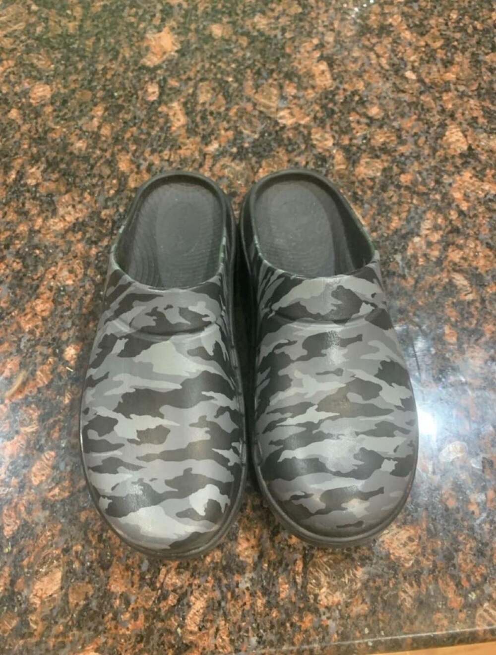 OOFOS OOcloog Luxe Clog Size M5 W7 Night Camo